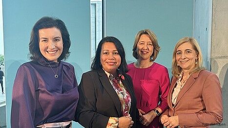 Gruppenfoto von vier Frauen, die in die Kamera schauen. Es handelt sich um dbb frauen-Chefin Milanie Kreutz, Forschungsministerin Dorothee Bär, Dr. Anja Weisgerber MdB und Gesundheitsministerin Nina Warken
