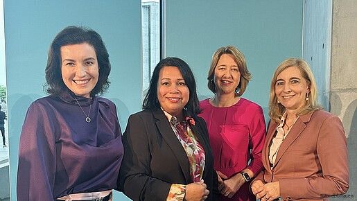 Gruppenfoto von vier Frauen, die in die Kamera schauen. Es handelt sich um dbb frauen-Chefin Milanie Kreutz, Forschungsministerin Dorothee Bär, Dr. Anja Weisgerber MdB und Gesundheitsministerin Nina Warken