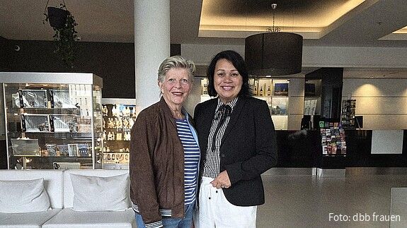 Foto von zwei Frauen in formaler Kleidung in einer Hotel-Lobby