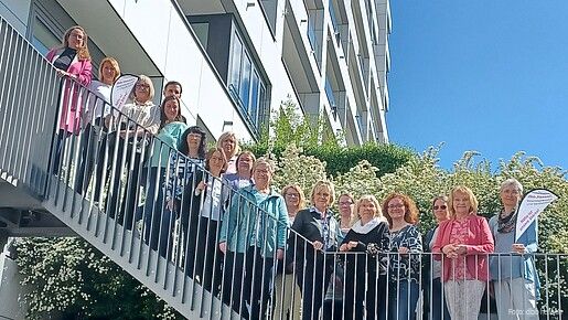 Gruppenfoto auf einer Treppe aus Metall