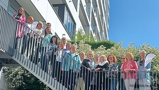Gruppenfoto auf einer Treppe aus Metall
