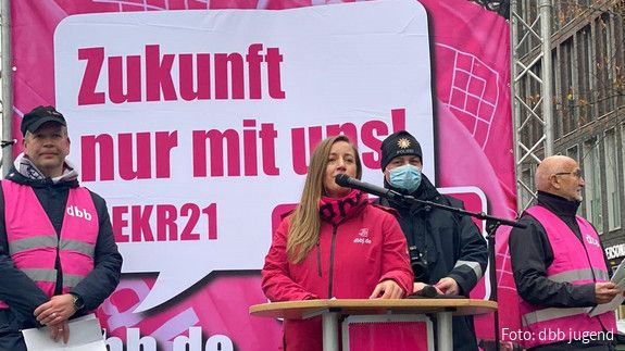 Die stellvertretende Vorsitzende der dbb jugend Liv Grolik bei ihrer Rede zur Demo in Hamburg