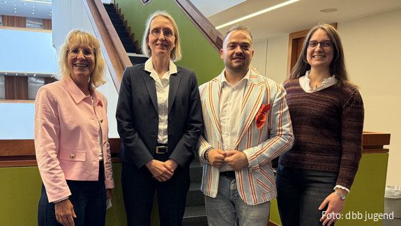 Bundesbeamt*innen: dbb jugend pocht auf Rückführung der Arbeitszeit Das Gruppenfoto zeigt dbb-Juristin Alexia Tepke, Ministerialdirektorin Katrin Walter, dbb jugend-Chef Matthäus Fandrejewski und Viktoria Matzen, Referentin bei der dbb jugend.
