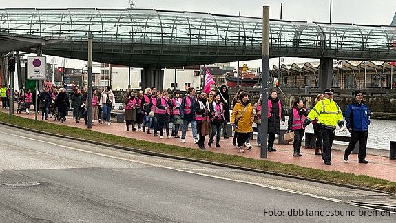 Das Foto zeigt den dbb Protestzug in Bremerhaven am 24.02.2025.