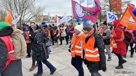 2 000 Menschen nutzten die Demonstration, um auf die Bedeutung des öffentlichen Dienstes für die Gesellschaft aufmerksam zu machen.