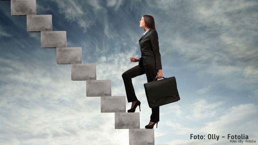 Frau auf der Karrieretreppe