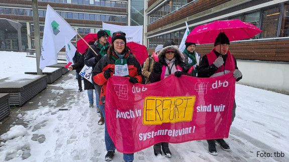 10,5 Prozent mehr Einkommen, mindestens jedoch 500 Euro – diese Forderung bekräftigen Beschäftigte des öffentlichen Dienstes in Thüringen.  Einkommensrunde Länder, tbb, Tarifverhandlungen Länder, Demo Erfurt, Demo Leipzig