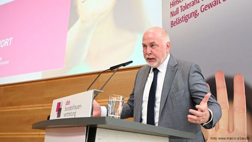 dbb Chef Ulrich Silberbach bei der 17. Frauenpolitischen Fachtagung der dbb frauen